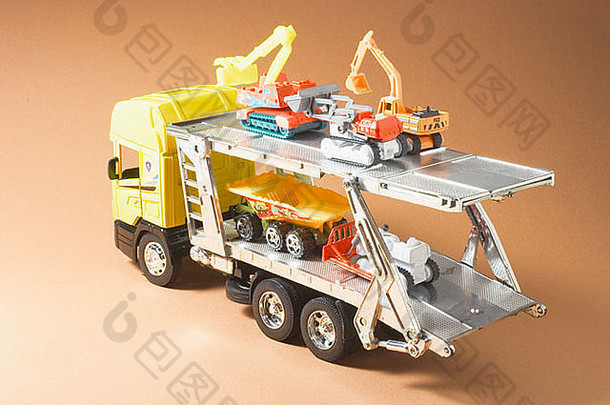 玩具卡车携带微型农场machineries