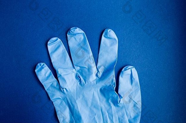 预防冠状病毒特写镜头医疗保护手套蓝色的背景保护危险新冠病毒