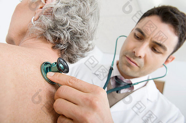 中期成人医生检查呼吸高级病人