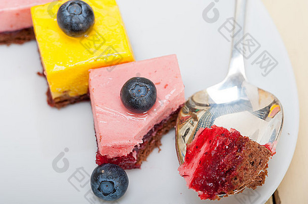 新鲜草莓芒果慕斯蓝莓甜点蛋糕