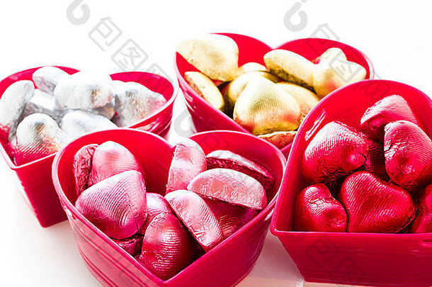 情人节用彩色箔纸包裹的心形巧克力糖果。