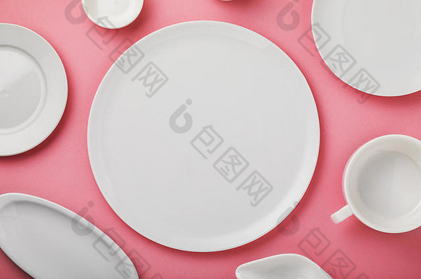 粉色桌子上的白色陶瓷盘，俯视图