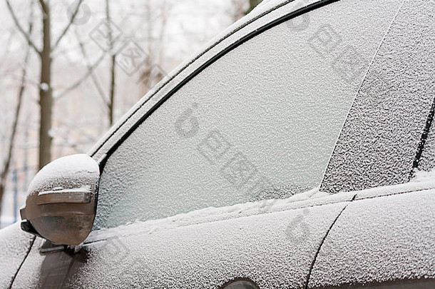 冰冻的车窗特写雪冰晶寒冷的天气
