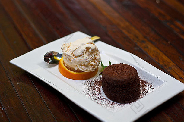 白色盘子上的巧克力<strong>蛋糕</strong>和冰淇淋。