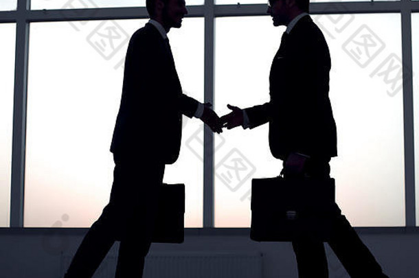 两个商人伸出手来握手