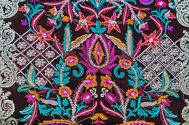 背景材料绣有罗马尼亚Bistrita Nasaud地区的特定图案。