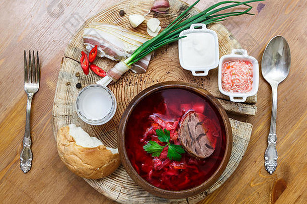 <strong>罗宋汤</strong>。传统的乌克兰蔬菜<strong>汤</strong>，由甜菜、胡萝卜、西红柿、土豆、卷心菜、蔬菜和大蒜制成