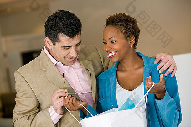 女人商店显示男人。购买购物袋前面视图