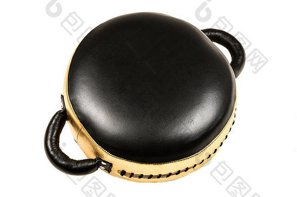 金色和黑色皮革拳击垫、手套或包。运动器材箱。击打手套或护垫是格斗运动的基本运动。