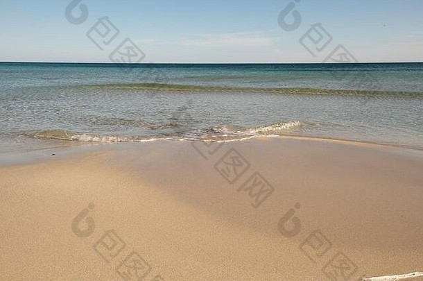 我们在意大利南部的塔兰托海边的海滩上，有着质<strong>地</strong>细腻的金色沙滩，日落时海水的<strong>轻柔</strong>流动。