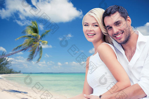 情侣们在沙滩上嬉戏拥抱