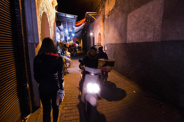 摩洛哥马拉喀什骑摩托车的人露天市场