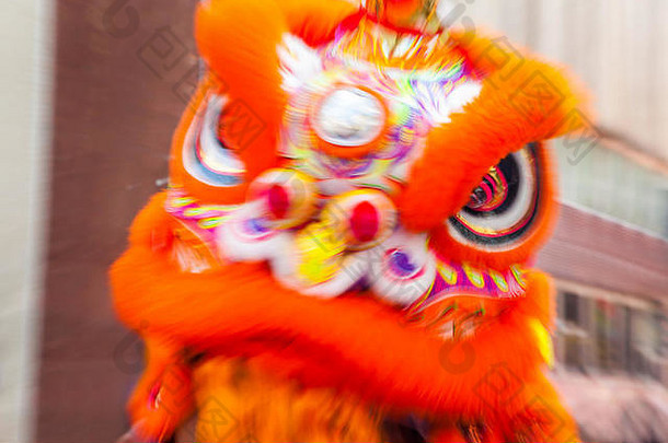 中国传统的舞龙演员在街上庆祝中国新年