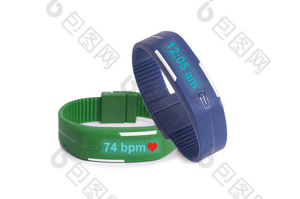简单的蓝色和绿色智能手表在白色背景上显示时间和健康信息。
