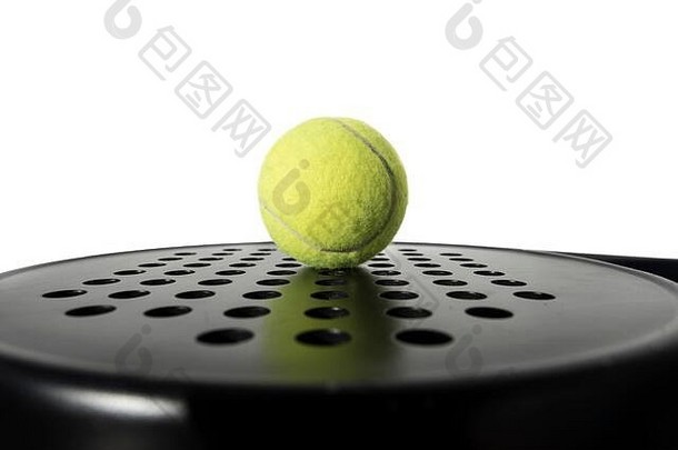 孤立的白色桨网球球黑色的球拍