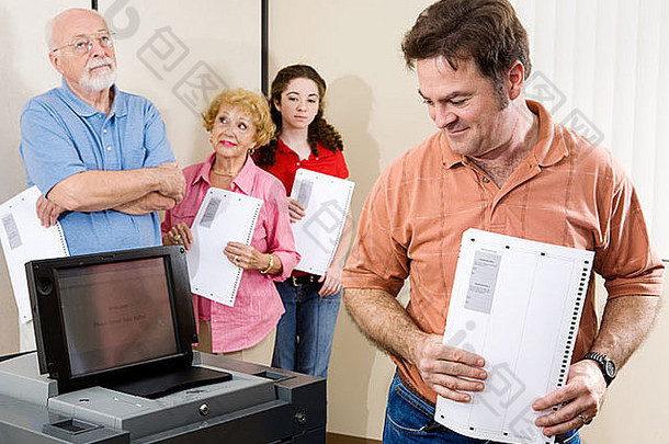 中年男子在投票站检查新的光学扫描投票机