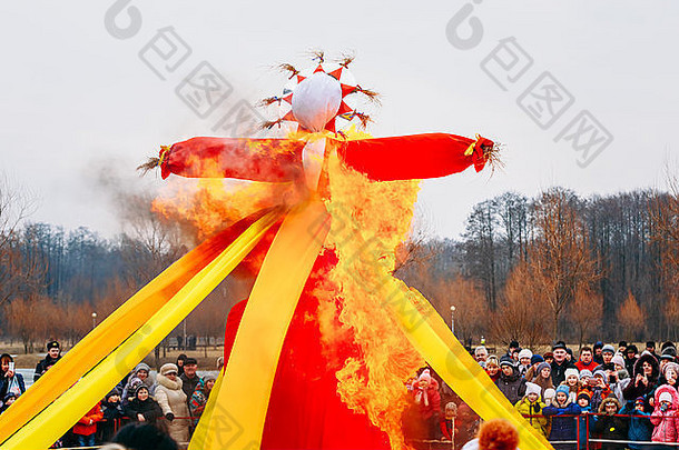 戈梅尔，白俄罗斯-2014年2月21日：在传统节日中，在火中焚<strong>烧麦</strong>斯勒尼萨的雕像，以纪念阿帕拉