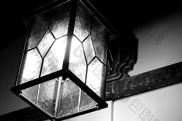 古董灯笼，由玻璃和金属制成，黑白相间