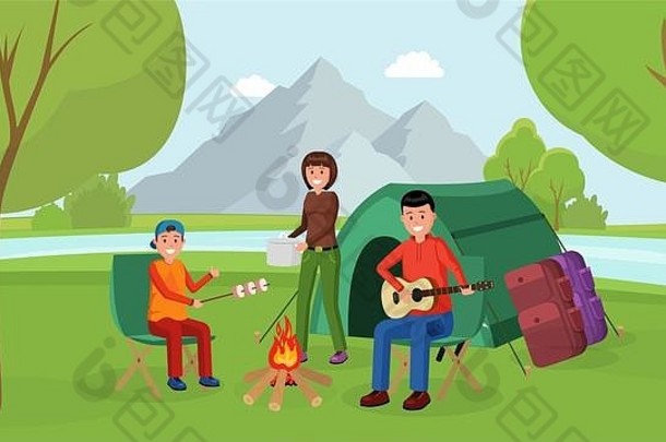 可爱的年轻父母和儿子坐在篝火旁吃棉花糖。父亲在大帐篷旁弹吉他。山野自然景观