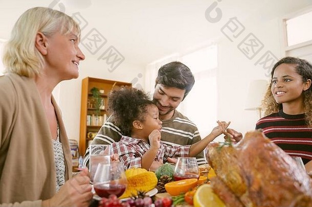 快乐家庭在家庆祝感恩节晚餐。感恩节庆祝传统概念