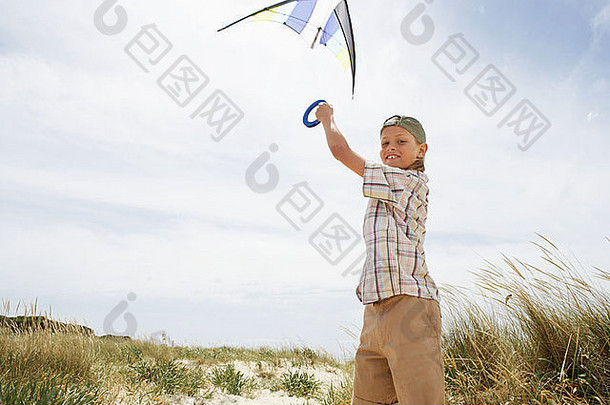 在沙丘上放风筝的女孩