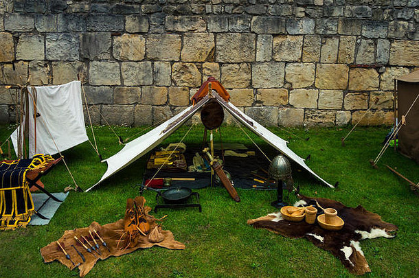 在罗马人的营地里重新搭建帐篷，里面装满了当时的、衣服和材料。古罗马的生活。