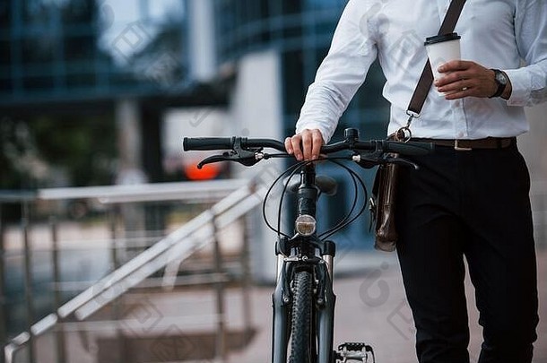 健康的生活方式商人正式的衣服黑色的自行车城市