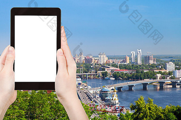 旅游概念-在平板电脑上拍摄乌克兰基辅城市景观和第聂伯河的旅游照片，带有空白处的剪切屏幕