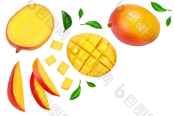 芒果和半个芒果，在白色背景上隔离切片，并留有文本的拷贝空间。顶视图。平铺