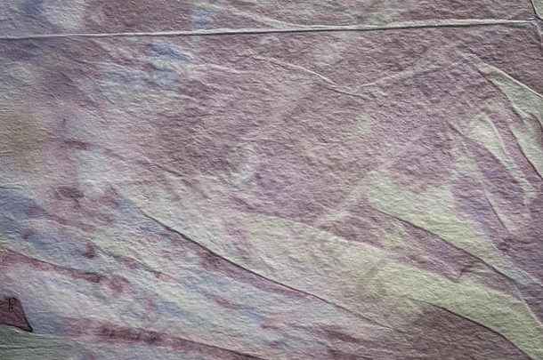 紫罗兰色彩绘折皱薄纱纸背景纹理