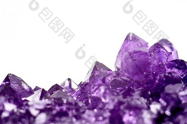 紫水晶晶体晶洞孤立的白色背景股票照片