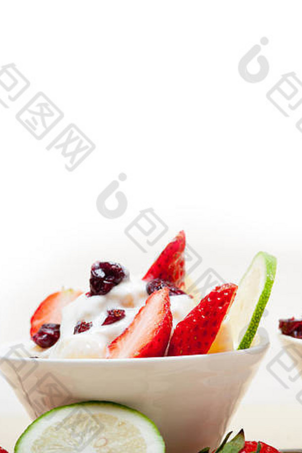 水果酸奶沙拉健康早餐白木桌