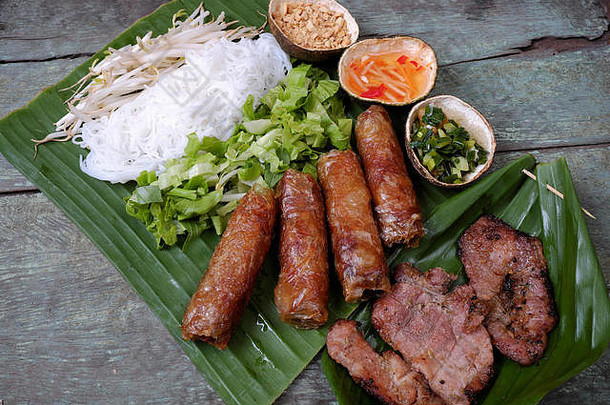 越南菜，春卷或茶焦，烤肉，美味的油炸食品，配馒头，沙拉和鱼露，越南菜