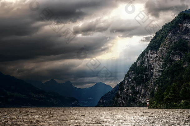 瑞士阿尔卑斯山的瓦伦湖，风雨交加