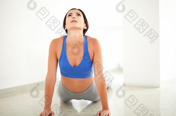 女瑜伽类放松锻炼健身房