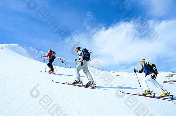 三名滑雪者在瑞典贾姆特兰的斯托鲁尔万滑雪坡上。