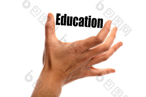 一只手用两个手指夹着“教育”一词的水平镜头，孤立在白色背景上。