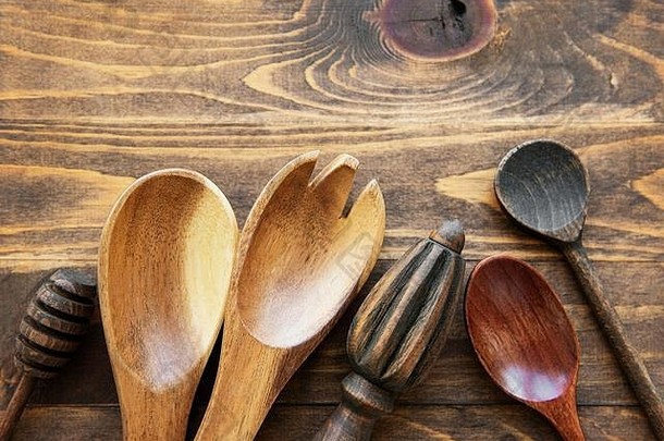 木制餐具厨房用具俯视图，木质背景，平面布置