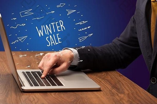 商人工作移动PC冬天出售登记在线购物概念