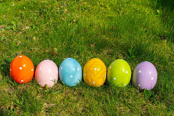 色彩斑斓的陶瓷复活节鸡蛋行草地