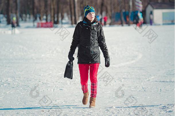 戴着滑<strong>雪镜</strong>的快乐的年轻女子。寒假概念。一个小滑<strong>雪</strong>场的圣诞装饰品。滑<strong>雪</strong>比赛成功后休息