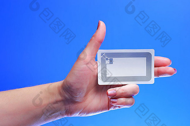 一名妇女手持射频识别RFID标签卡在工作室拍摄的照片，用于发送文本或您自己的信息