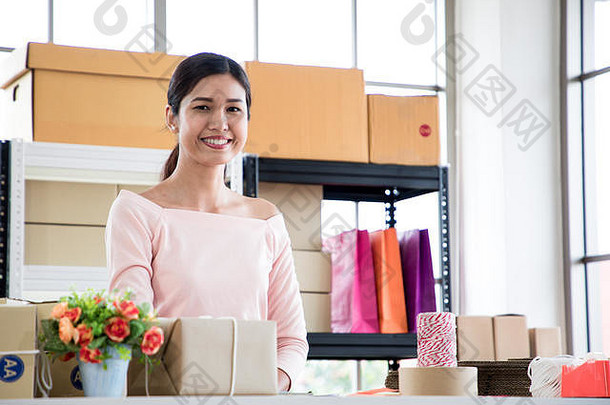 女人成功出口业务在线销售概念锻造商务业务