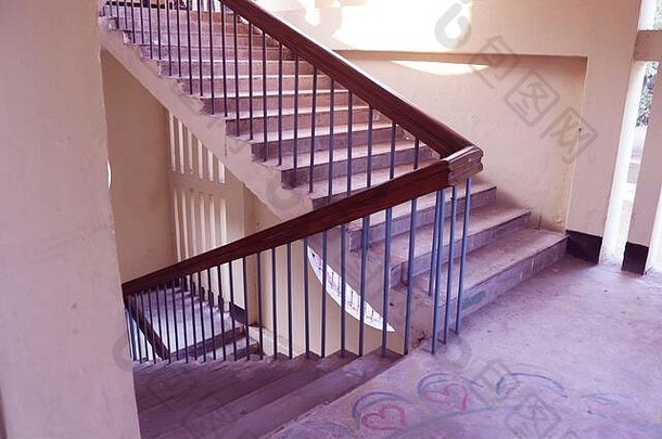 孟加拉国朗普。2020年2月18日。带木栏杆的楼梯。现代大学建筑中的楼梯。豪华<strong>定制家居</strong>内部。W