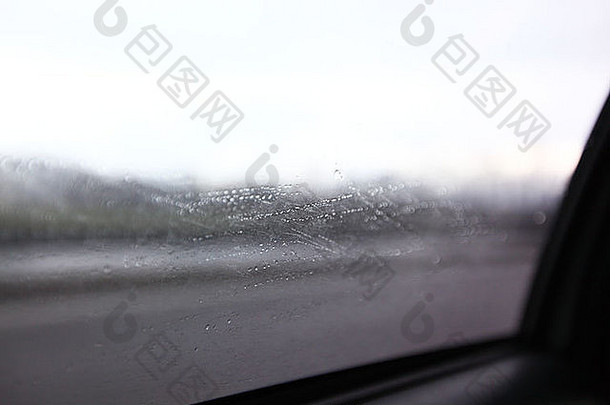 开车雨窗口滴