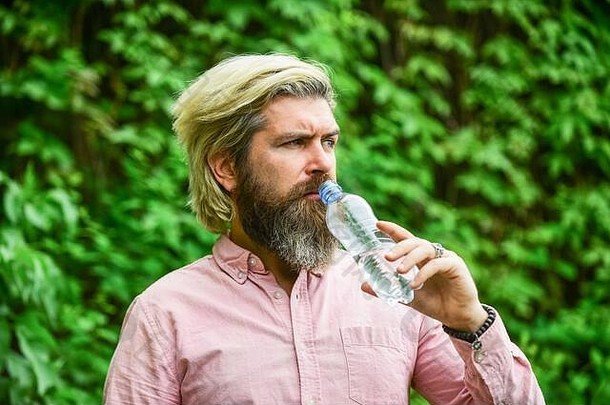 新鲜的健康的水瓶医疗保健水平衡概念淬火渴刷新热天气滋润干口有胡子的成熟的男人。喝水