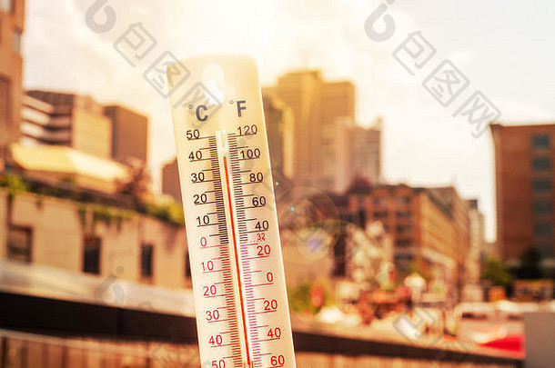 蒙特利尔热浪期间城市场景前的温度计