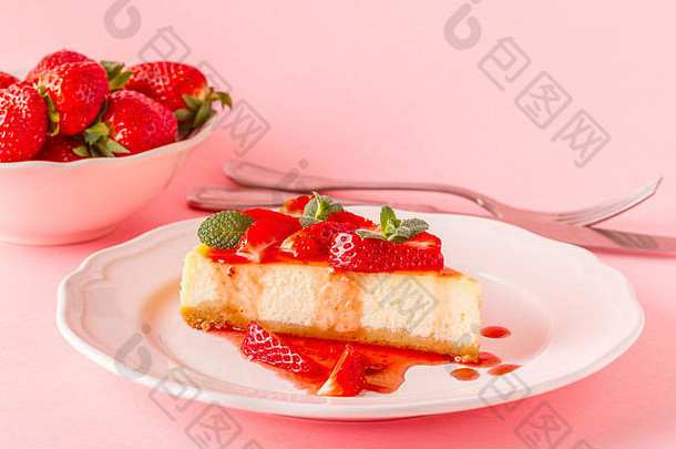 美味的芝士蛋糕，粉红色背景上有草莓。