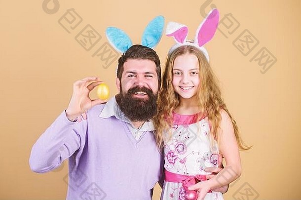 父亲和孩子庆祝复活<strong>节</strong>。春假。复活<strong>节</strong>精神。全家的复活<strong>节</strong>活动。复活<strong>节</strong>快乐。<strong>节</strong>日兔子长耳朵。家庭传统观念。爸爸和女儿戴着兔子耳朵。