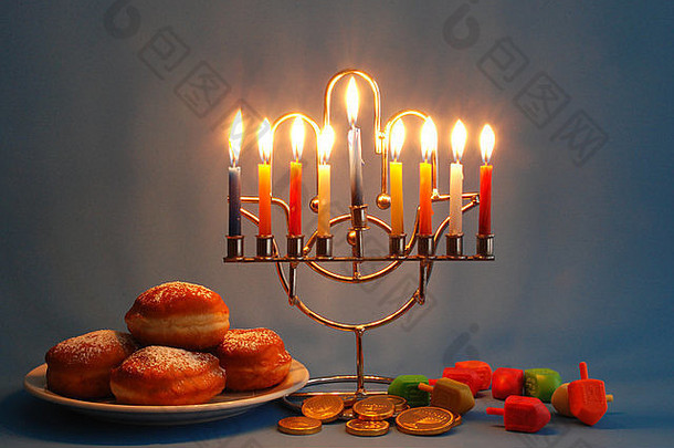 光明节holyday、Menorah和蜡烛、甜甜圈、酒杯和巧克力的象征